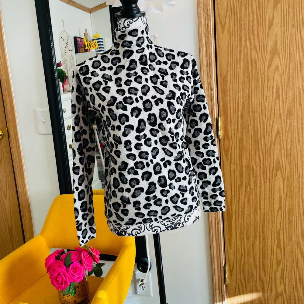 TAHARI Women’s Black White Leopard Print Long Sleeve Mock Neck Knit Sweater